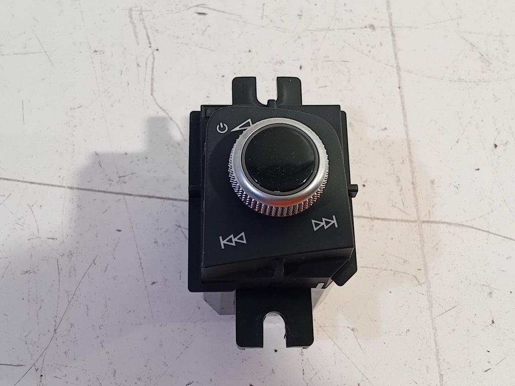 Radio bediening Audi A4, Ophalen of Verzenden, Van der Ven Autorecycling B.V., Onderdelen@venauto.nl, Ettenseweg 76, 4706 PB Roosendaal, The Netherlands