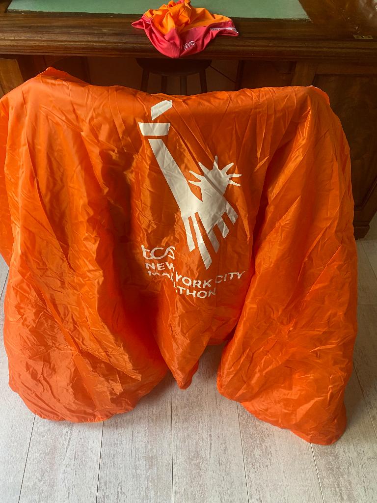 New York 2024 Marathon finisher Poncho. Nieuw!, Maat 52/54 (L), Nieuw, Oranje, Ophalen of Verzenden