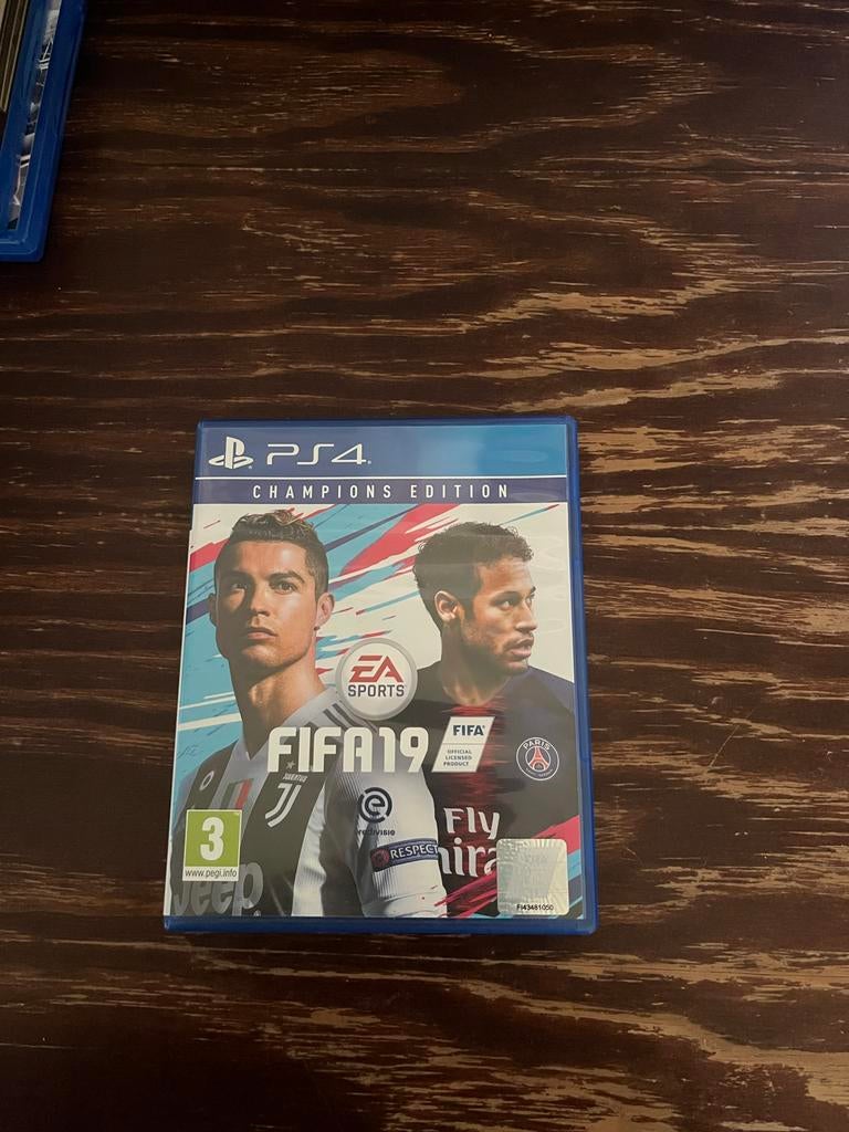 FIFA 19 Champions Edition - PS4, Ophalen of Verzenden, Gebruikt, Met 2 controllers, Original