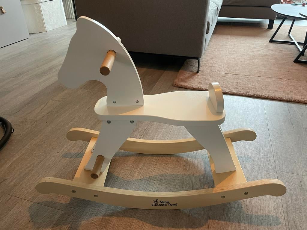 Houten hobbelpaard new classic toys, Kinderen en Baby's, Speelgoed | Houten speelgoed, Ophalen of Verzenden, Zo goed als nieuw