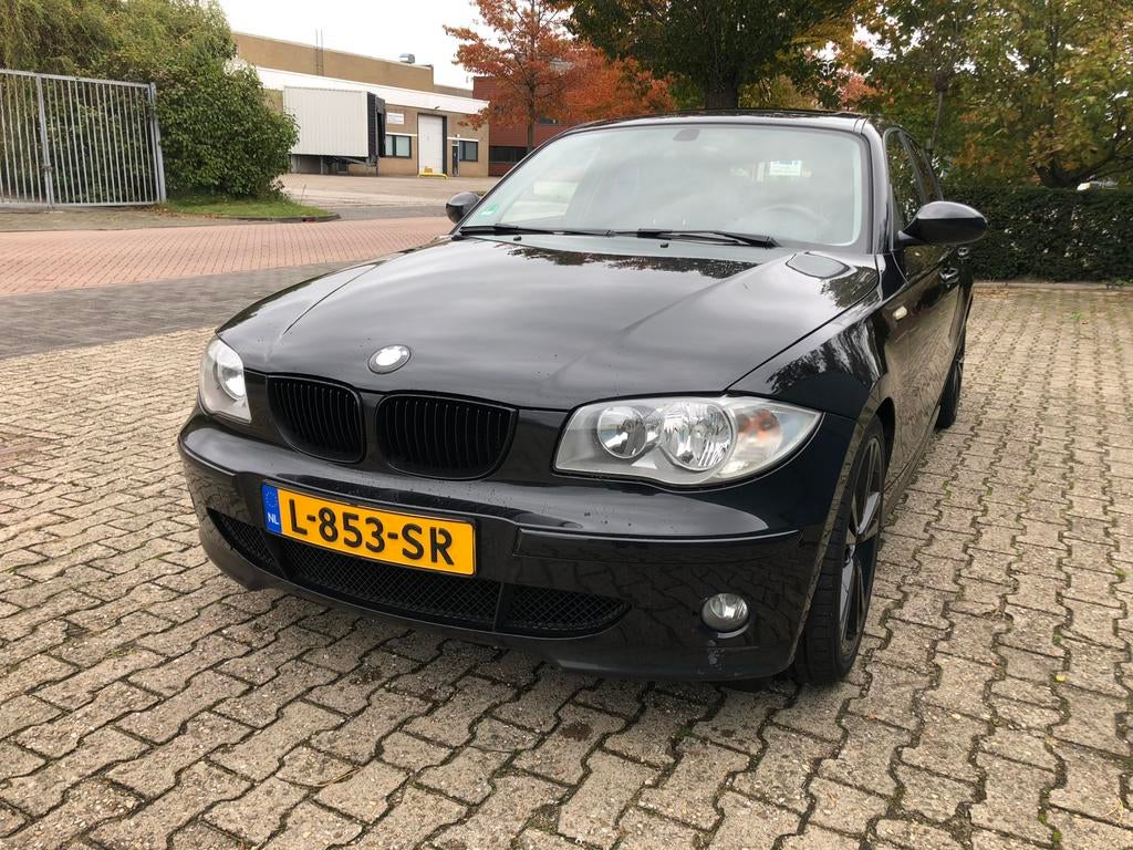 BMW 1-Serie 2.0 118I AUTOMAAT BJ. 2006 BOMVOLLE AUTO, Auto's, Elektrische ramen, Achterwielaandrijving, 1995 cc, Zwart