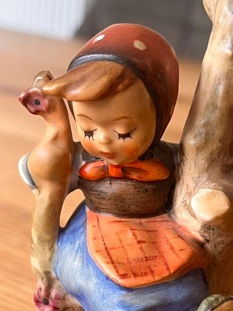 Hummel Goebel beeldje, Meisje in Boom met hondje, Antiek en Kunst, Kunst | Beelden en Houtsnijwerken, Ophalen of Verzenden