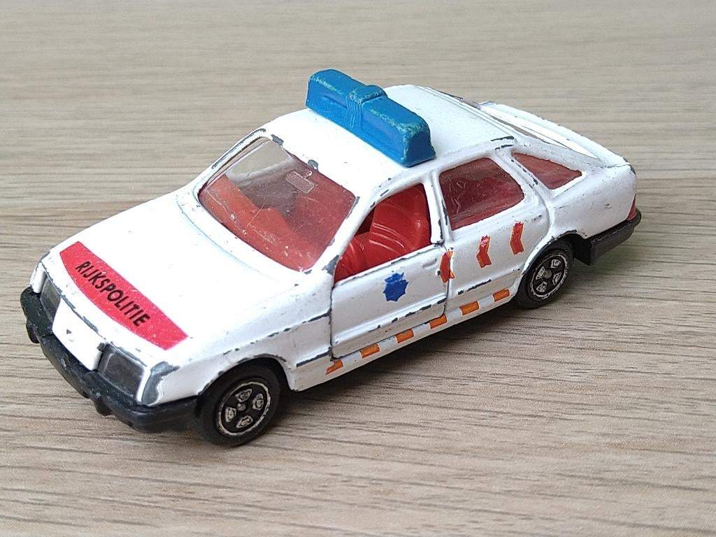 Ford Sierra 2.3 Rijkspolitie 1:64 Flodder / Baantjer, Hobby en Vrije tijd, Modelauto's | Overige schalen, Ophalen of Verzenden