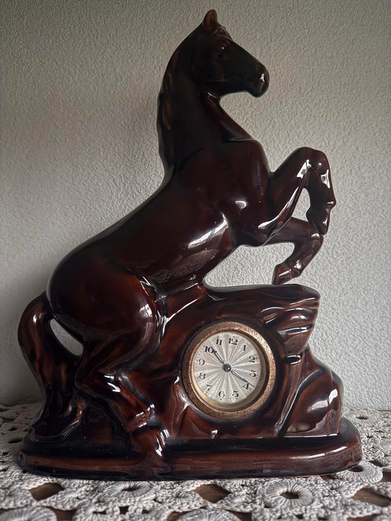 Paardenbeeld van keramiek met klok, Verzamelen, Beelden en Beeldjes, Ophalen of Verzenden, Zo goed als nieuw, Dier