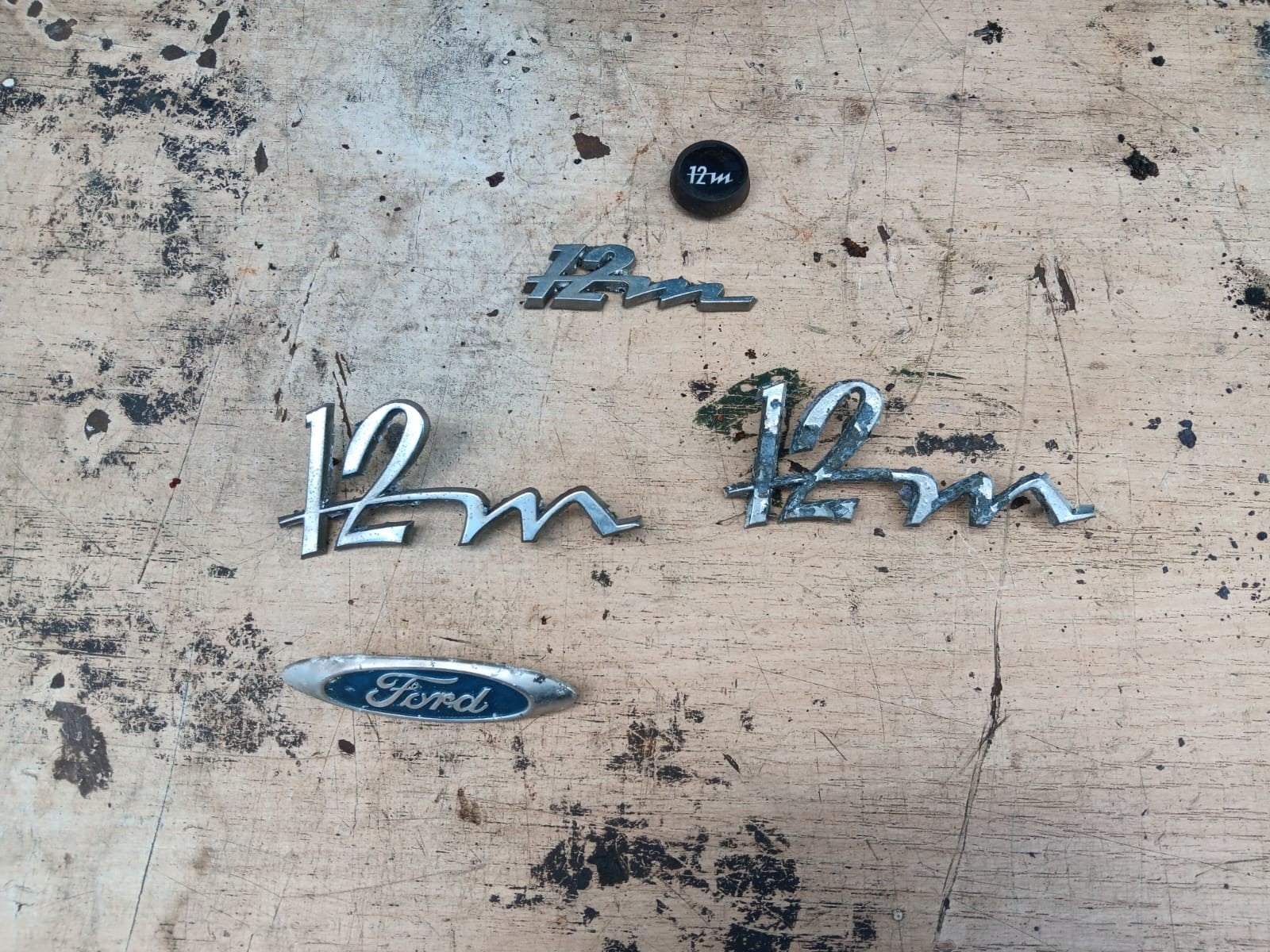 Ford Taunus 12M Emblemen - Diverse Gebruikte Badges, Ophalen, Gebruikt, Ford