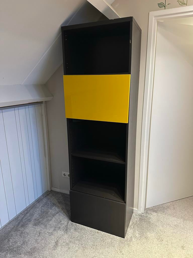 Boekenkast met gele accenten en opbergruimte, Ophalen, Minder dan 50 cm, Zo goed als nieuw, 150 tot 200 cm