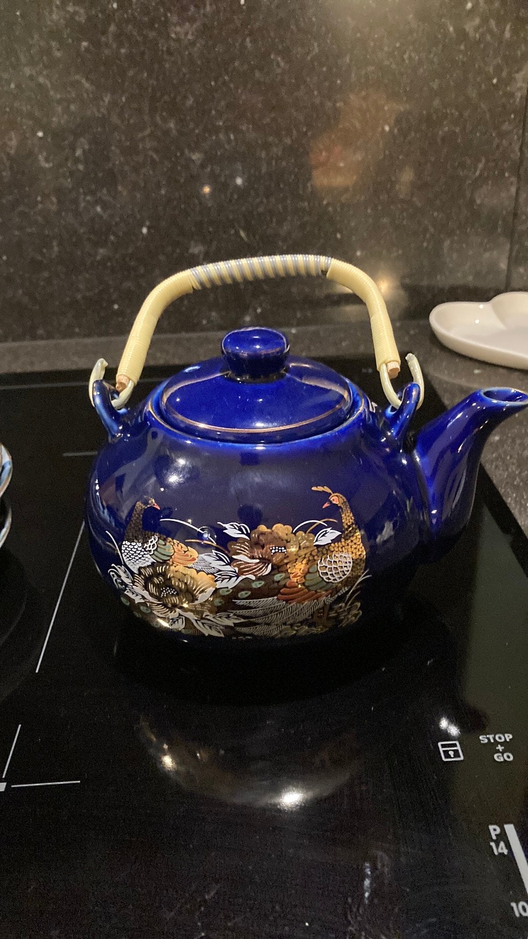 Japanse theepot. Kobaltblauw met pauwen in goudtinten., Ophalen of Verzenden