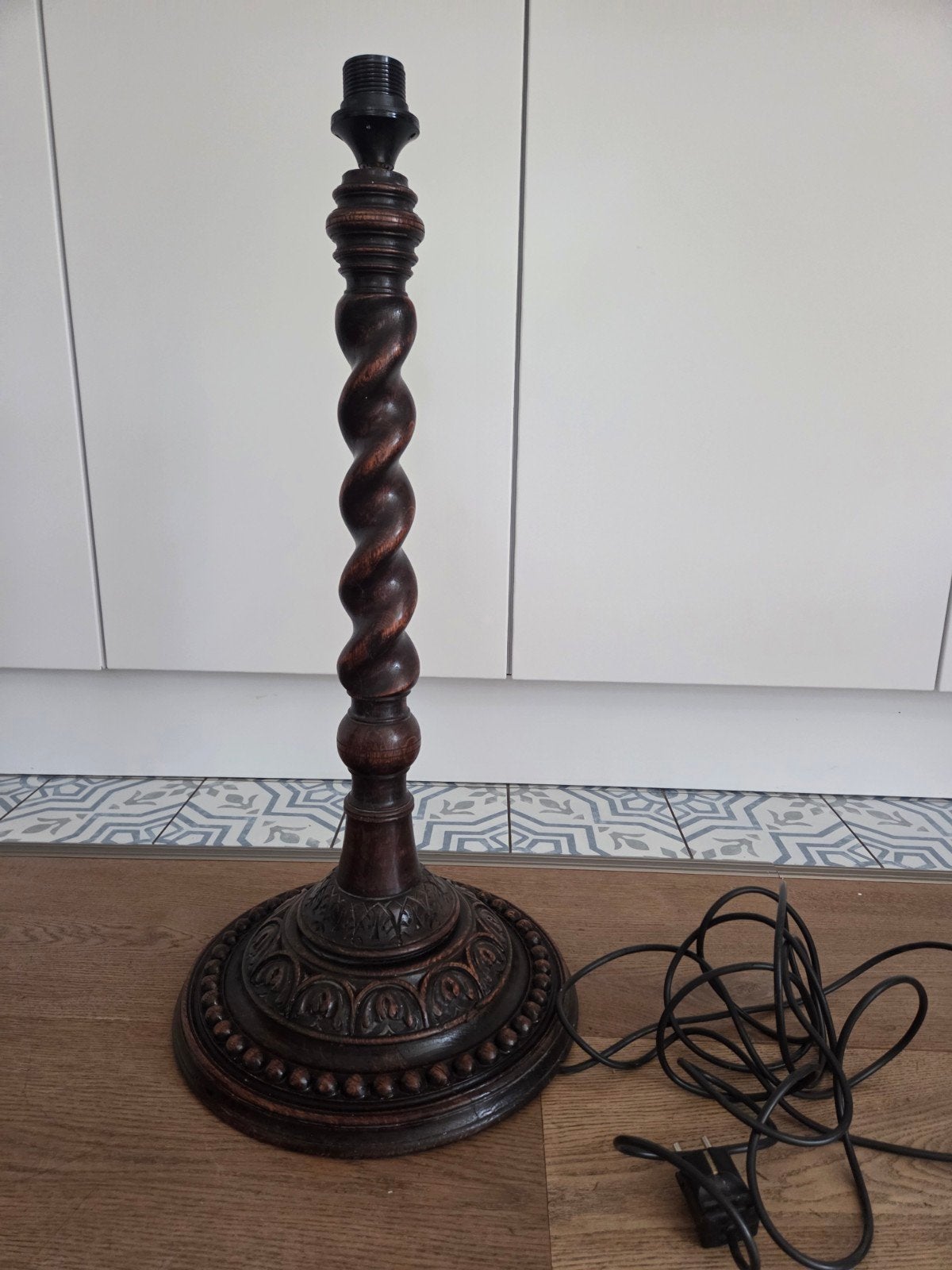 Antieke houten lamp met gedraaide zuil, Ophalen