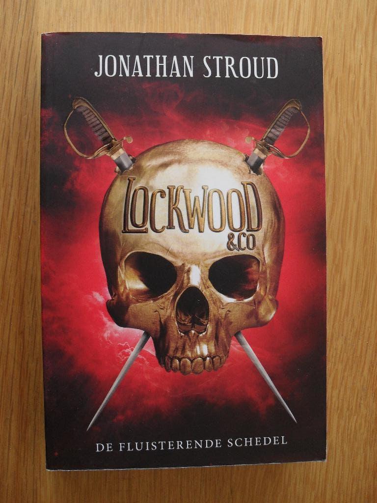 De fluisterende schedel van Jonathan Stroud Lockwood en co, Boeken, Ophalen of Verzenden, Gelezen