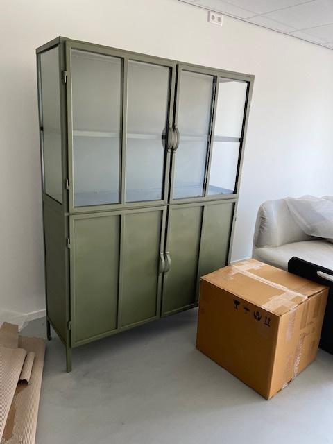 vitrinekast metaal exclusief groen-glas130 br actie Voorraad, 100 tot 150 cm, Nieuw, Ophalen of Verzenden, 3 of 4 laden