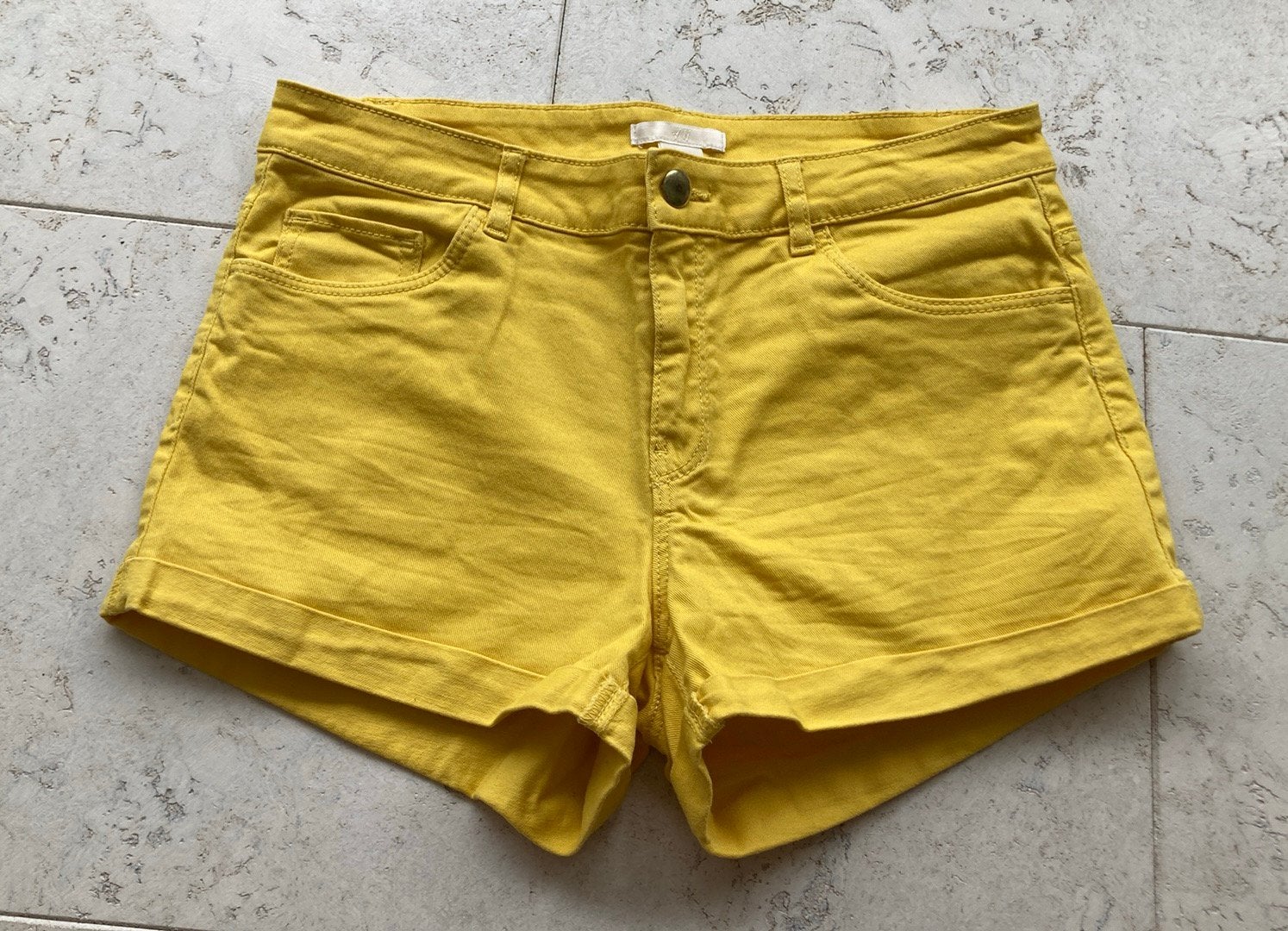 Mooie gele korte broek maat 36, 98% katoen, Kleding | Dames, Kort, Geel, Ophalen of Verzenden, Zo goed als nieuw