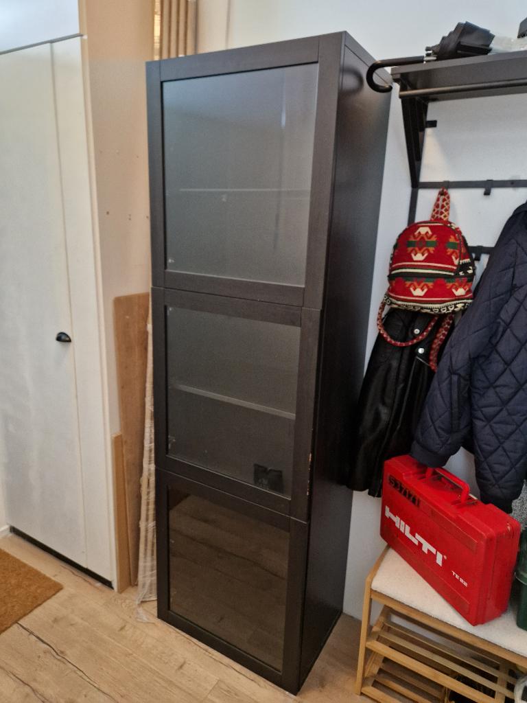 Besta vitrinekast glazen deuren donkerbruin, Huis en Inrichting, Ophalen, 50 tot 100 cm, 150 tot 200 cm, 25 tot 50 cm