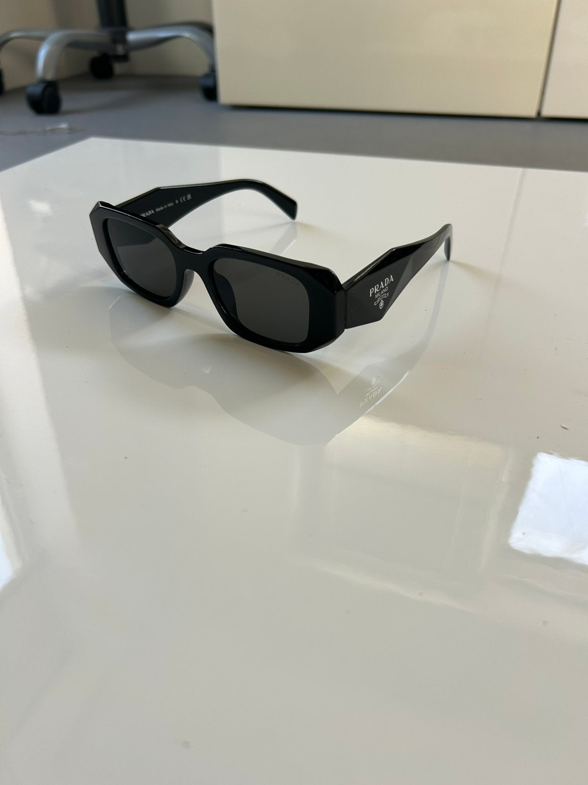 SPR 17W Prada zonnebril -zwart-, Ophalen of Verzenden, Zo goed als nieuw, Zwart, Overige merken