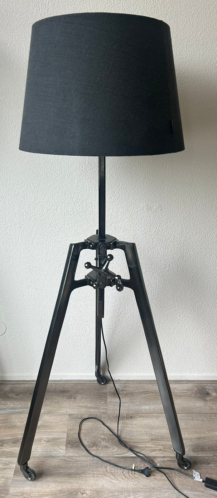 Lamp. Vloerlamp. Zwarte lamp. Industrieel.Verstelbaar wielen, Ophalen, Zo goed als nieuw, 150 tot 200 cm