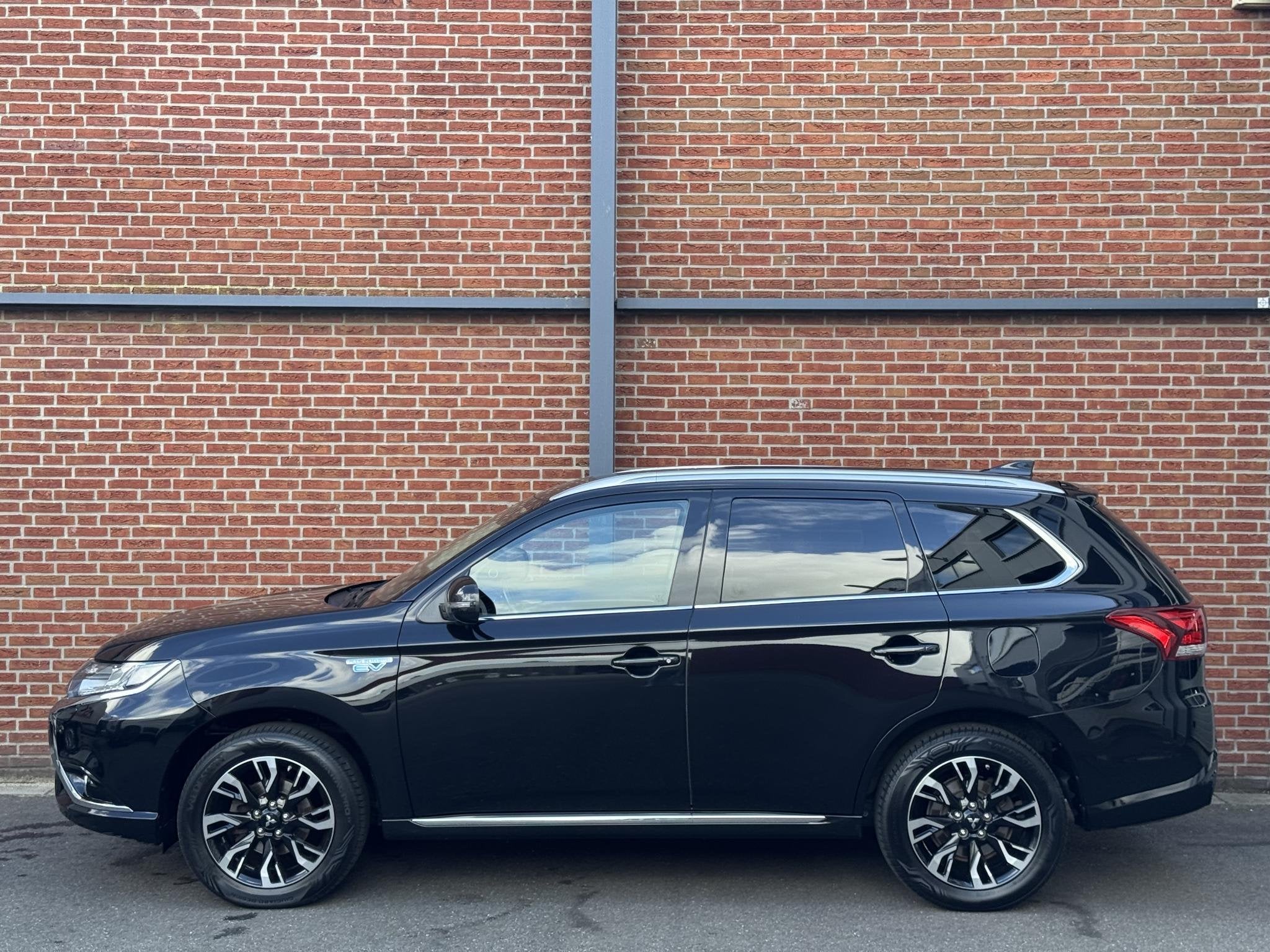 Mitsubishi Outlander 2.0 PHEV instyle+ Trekhaak afn. | Schui, Auto's, 1998 cc, 4 cilinders, 1820 kg, Zwart