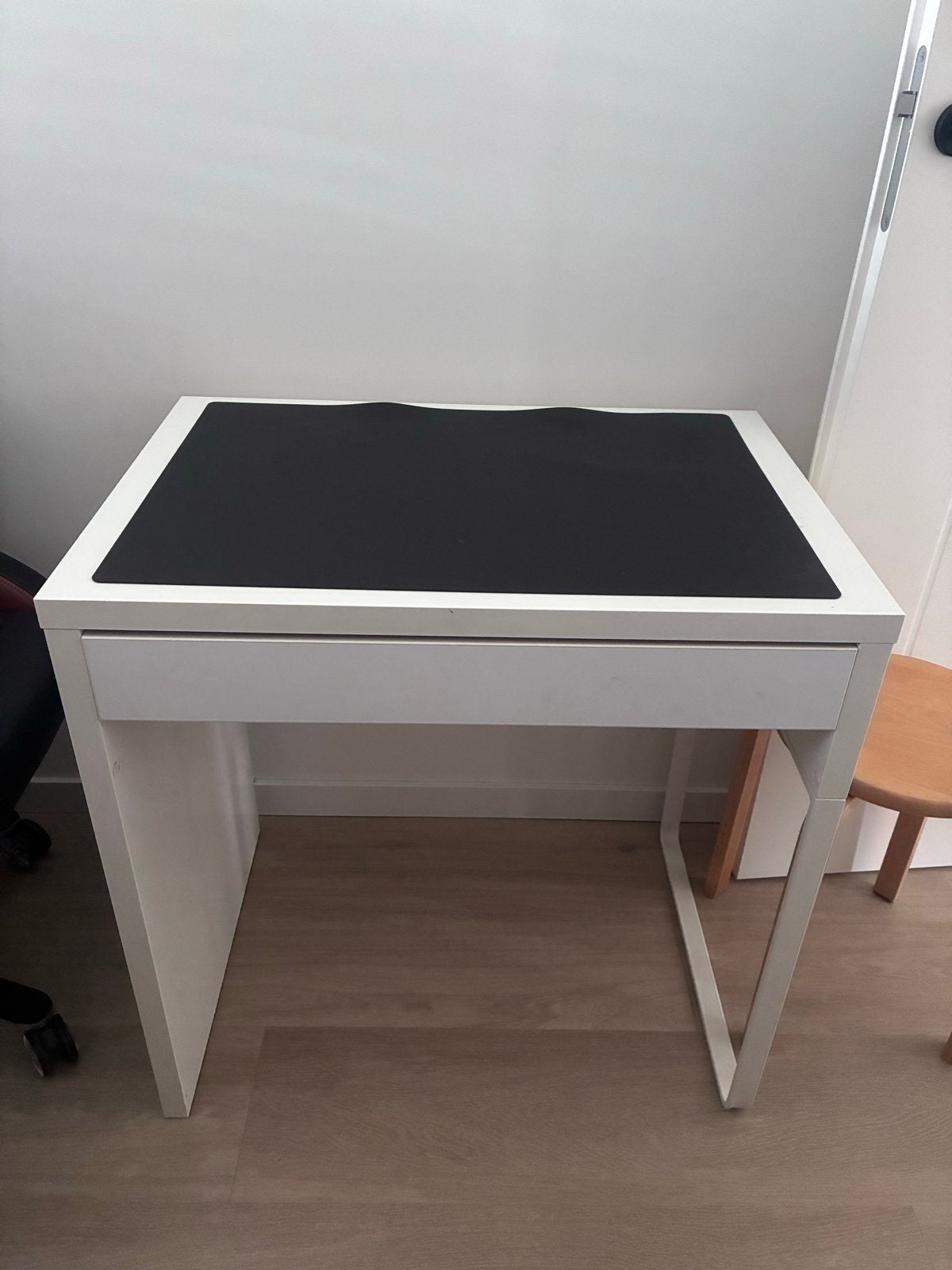 Wit bureau met lade en gratis IKEA bureaulegger, Huis en Inrichting, Bureaus, Ophalen, Gebruikt, Met lades, Spaanplaat of MDF