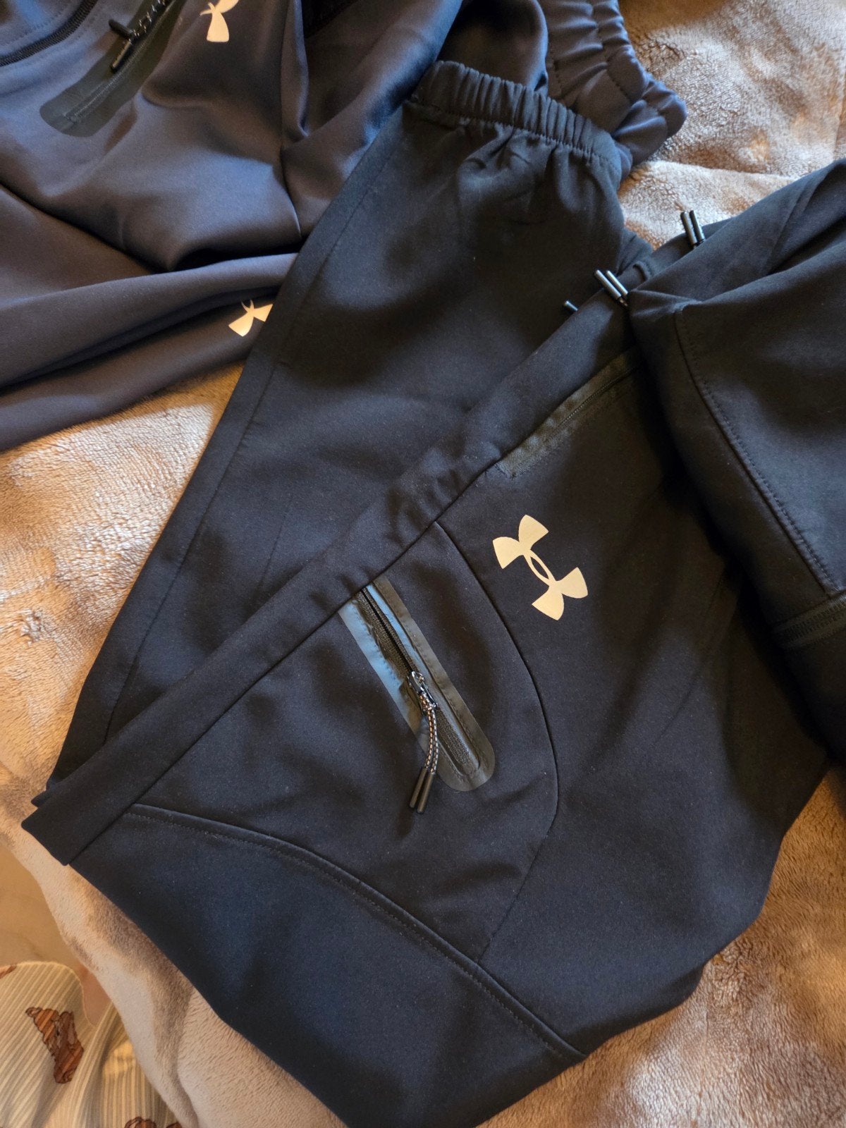 2 Under Armour pakken maat 146 zgan, Kinderen en Baby's, Kinderkleding | Maat 146, Ophalen, Jongen of Meisje, Zo goed als nieuw