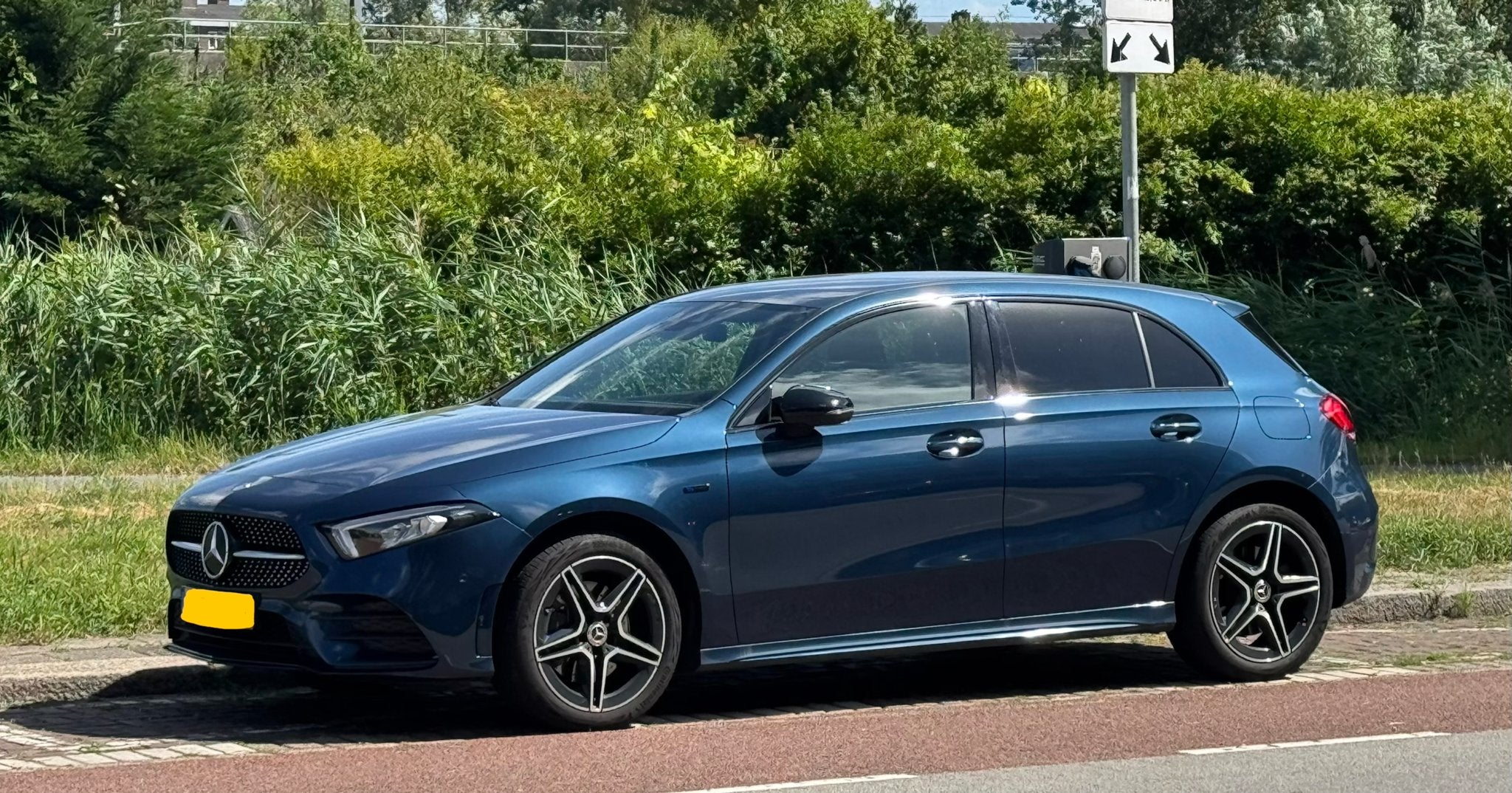 Mercedes-Benz A250e Business Solution AMG 218pk 2021 Blauw, Auto's, 1600 kg, 93 €/maand, 91 km/l, 1332 cc