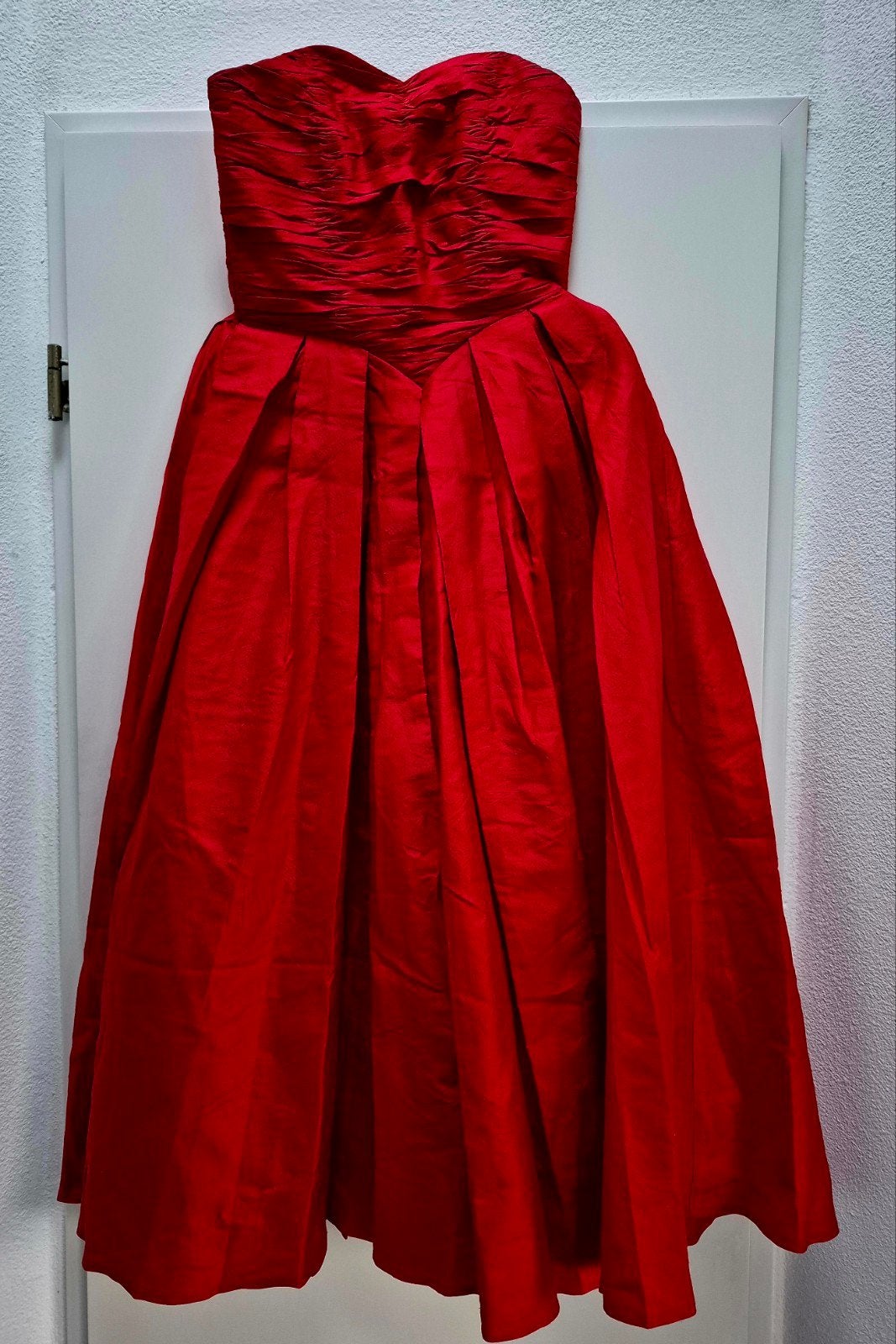 Rode zijden galajurk / avondjurk maat S  / 36/38, Kleding | Dames, Jurken, Ophalen of Verzenden, Zo goed als nieuw, Maat 36 (S)