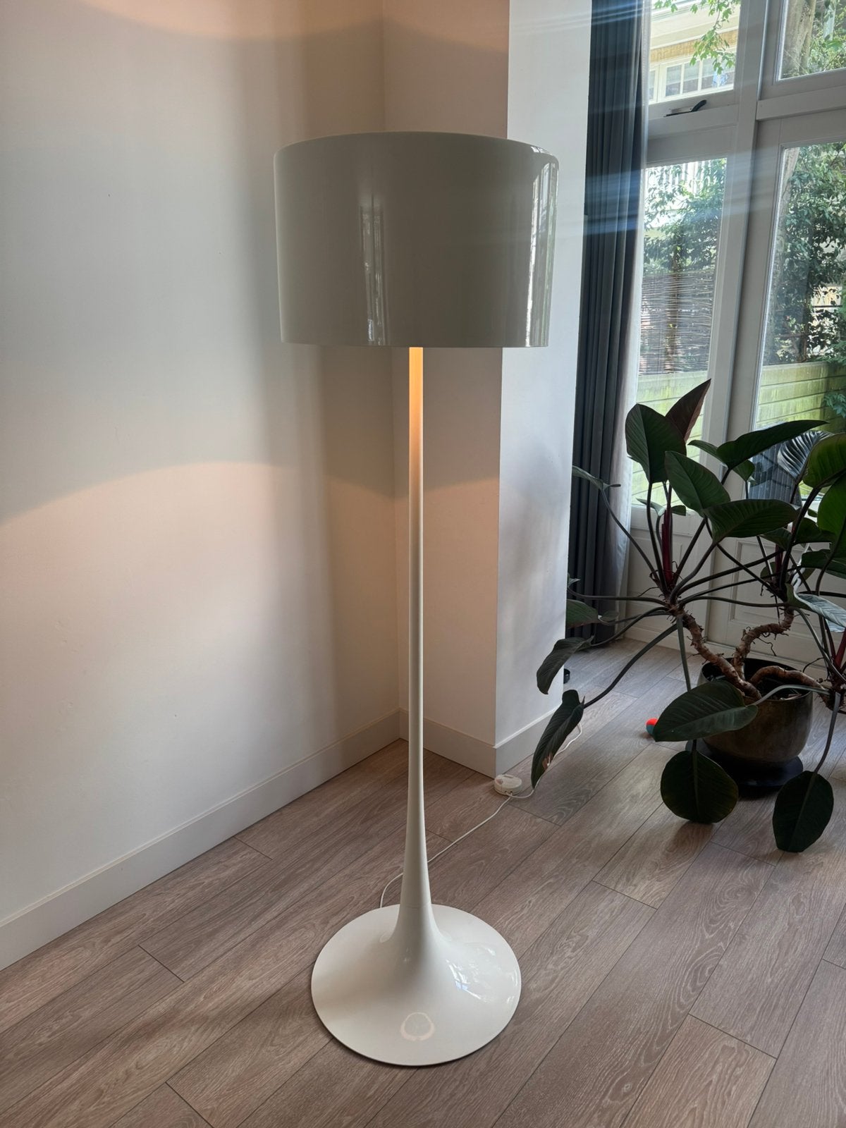 Flos Spun Staande Lamp, Wit Aluminium, Designklassieker, Huis en Inrichting, Lampen | Vloerlampen, Ophalen, 150 tot 200 cm