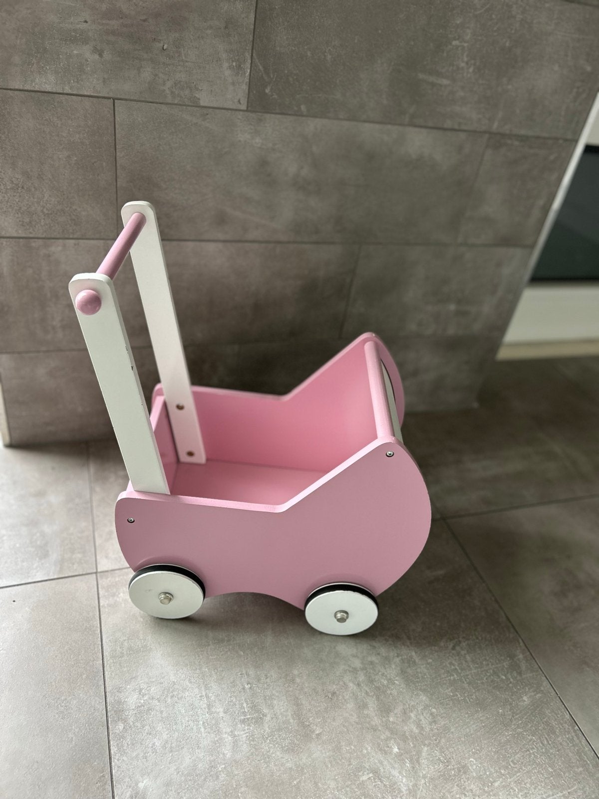 Roze houten poppenwagen, Ophalen, Zo goed als nieuw, Overige typen, Met wieltjes