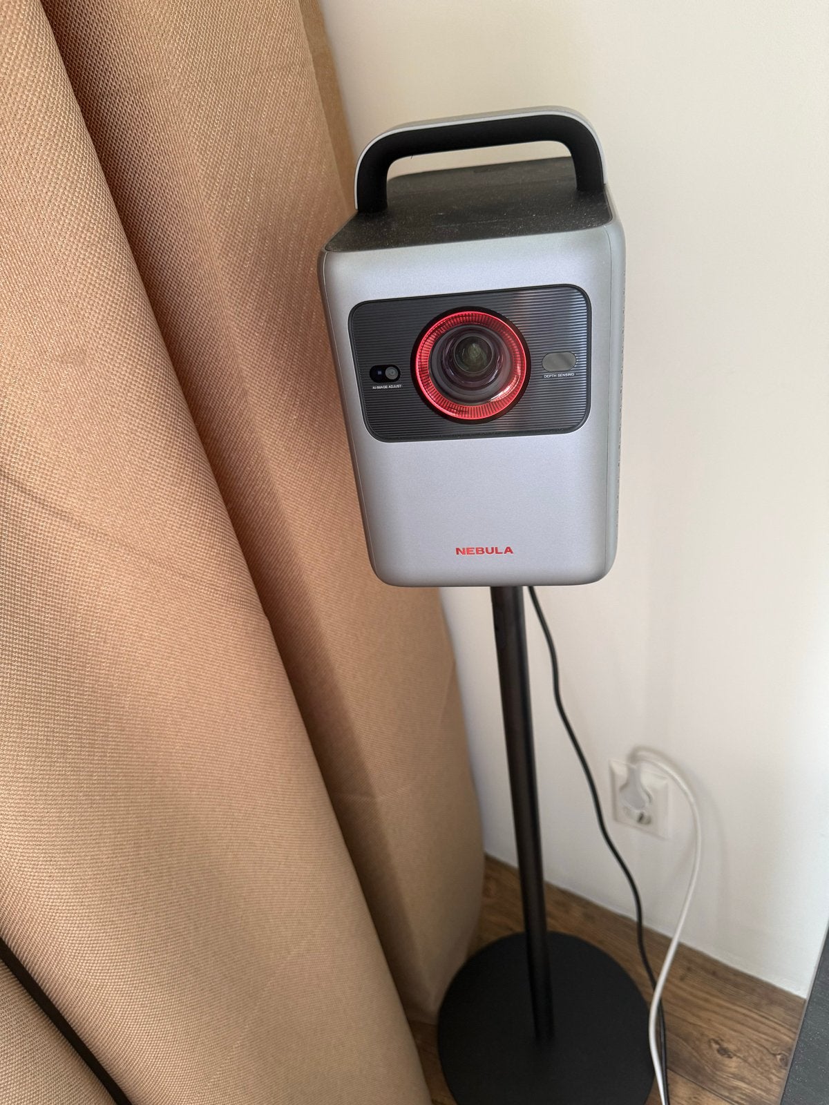 Nebula Cosmos 4K SE Projector with Anker Nebula Floor Stand, Audio, Tv en Foto, Beamers, Ophalen of Verzenden, Zo goed als nieuw