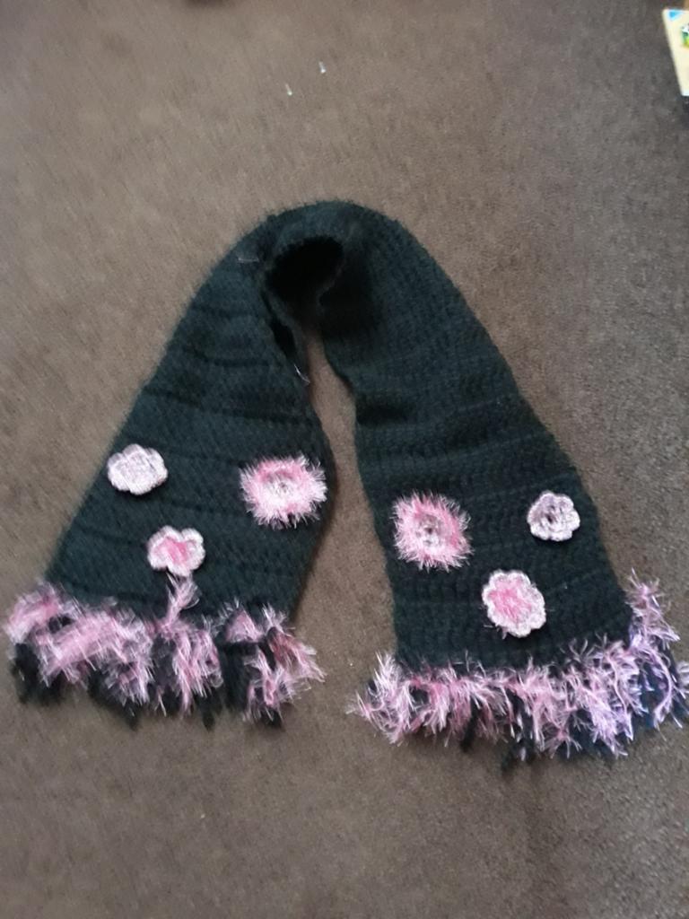 Nieuwe handgemaakte sjaal met bloemetjes, Kinderen en Baby's, Kinderkleding | Mutsen, Sjaals en Handschoenen, Handgemaakt, Nieuw