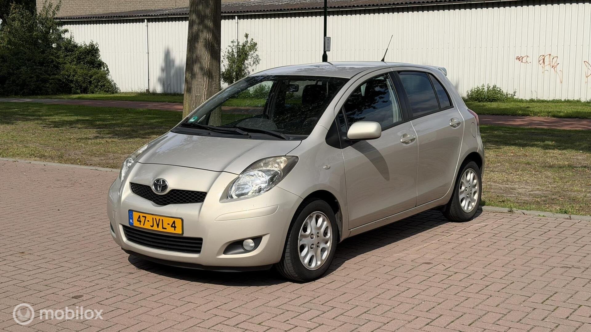 Toyota Yaris 1.3 Dynamic | NWE APK | NAP | PADDLE SHIFT, 101 pk, 4 cilinders, Leder en Stof, Beige