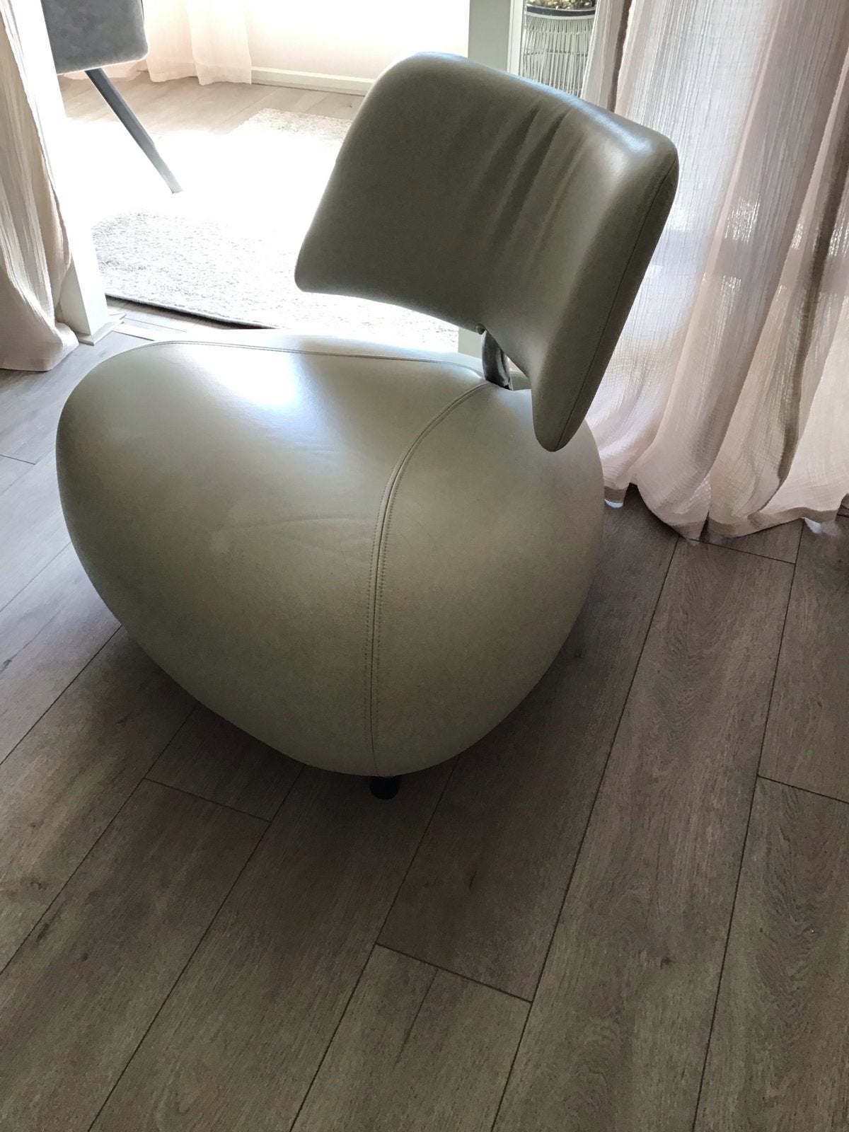Leolux Pallone fauteuil zilverwit leer - Exclusief model, Huis en Inrichting, Fauteuils, Ophalen of Verzenden, Gebruikt, Leer