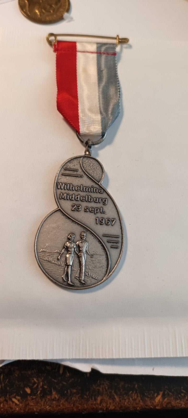 Wilhelmina Middelburg Medaille 1967 met lint, Ophalen of Verzenden, Overige materialen, Nederland