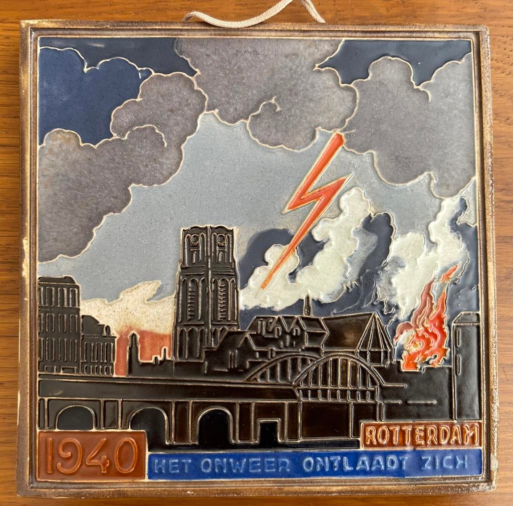 Tegel ter nagedachtenis aan Bombardement, Verzamelen, Ophalen of Verzenden, Zo goed als nieuw