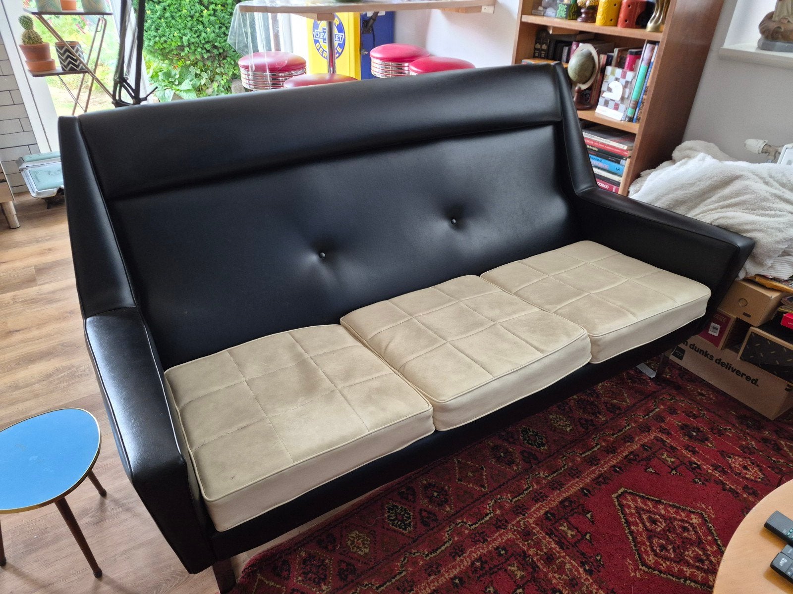Vintage Zwarte Bank met Beige Kussens - Driepersoons, Ophalen, Overige materialen, Gebruikt, Driepersoons