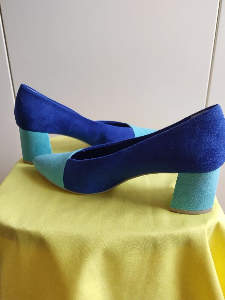 Te koop aangeboden: 2 kleuren damesschoenen , Schoenen met lage hakken, Blauw, Zo goed als nieuw, Marco Tozzi. 