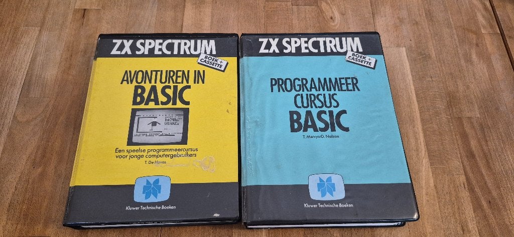 2 zx spectrum met boeken cassettes kluwer technische boeken, Computers en Software, Ophalen of Verzenden, Gebruikt