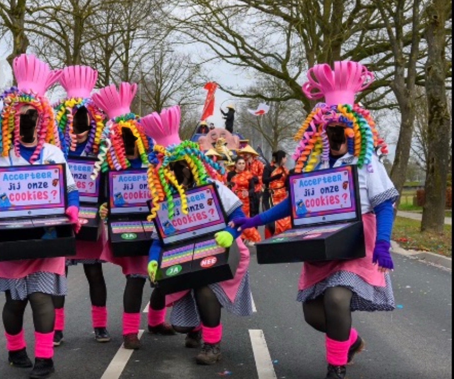 Prijswinnende kostuums voor loopgroep, Ophalen