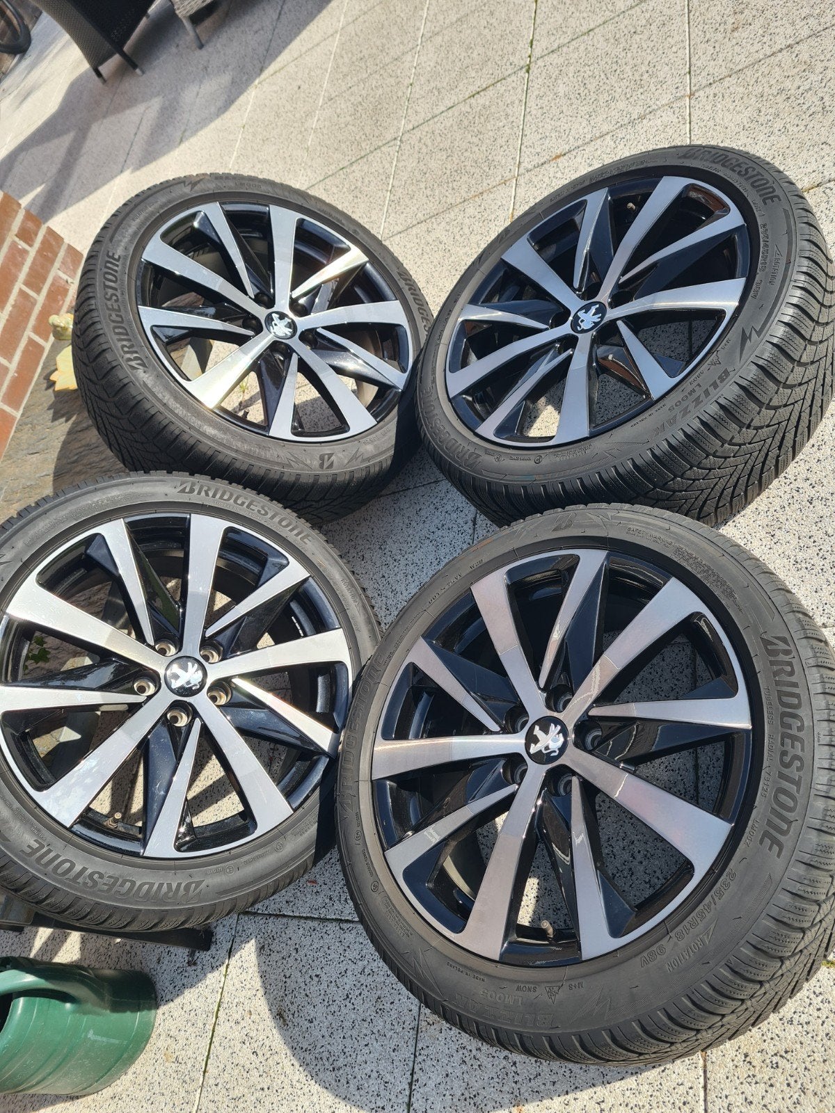 Winterbanden 235/45 R18 op originele Peugeot velgen, Ophalen, 18 inch, Banden en Velgen, Winterbanden