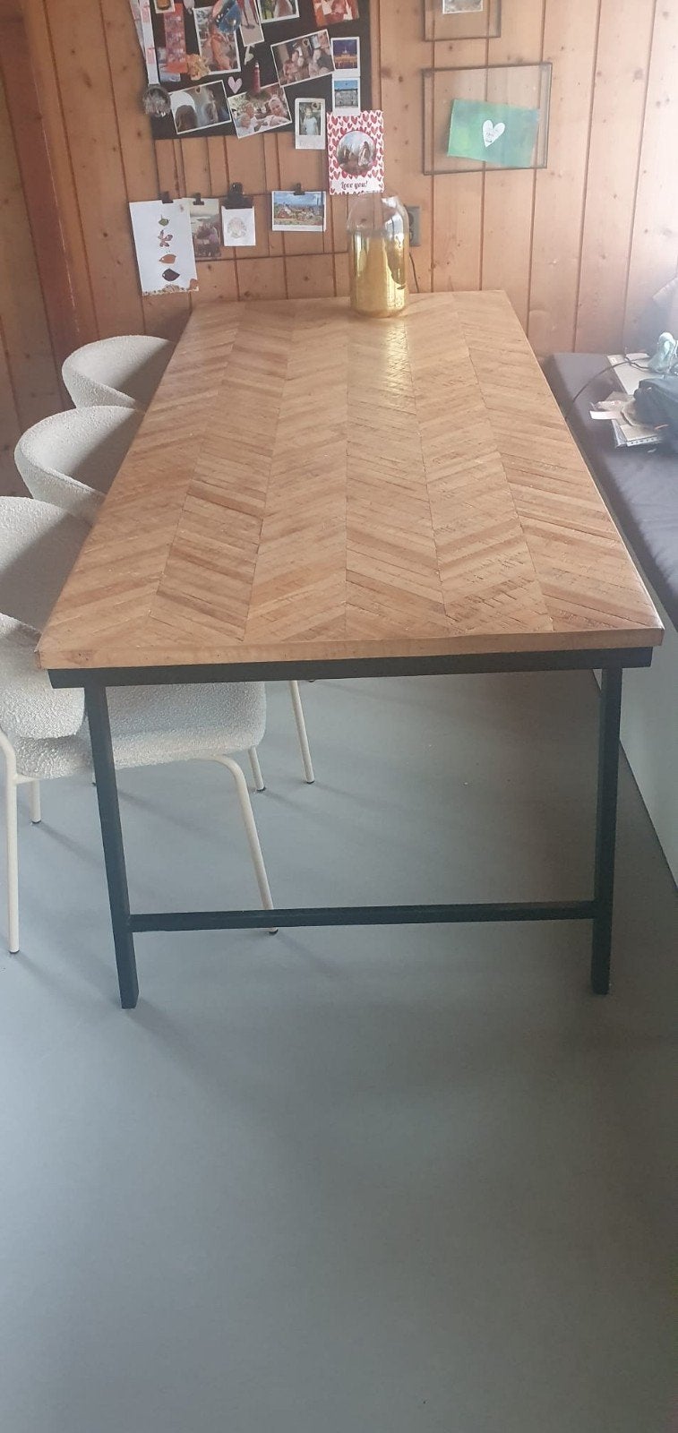 Eettafel met visgraatpatroon en metalen onderstel, Huis en Inrichting, Tafels | Eettafels, Gebruikt, Industrieel, Modern, 50 tot 100 cm