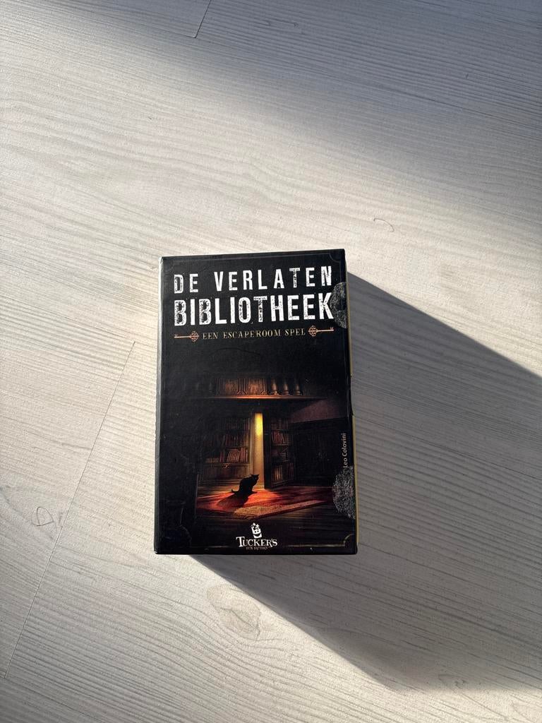 De Verlaten Bibliotheek - Een Escaperoom Spel, Drie of vier spelers, Ophalen of Verzenden, Zo goed als nieuw