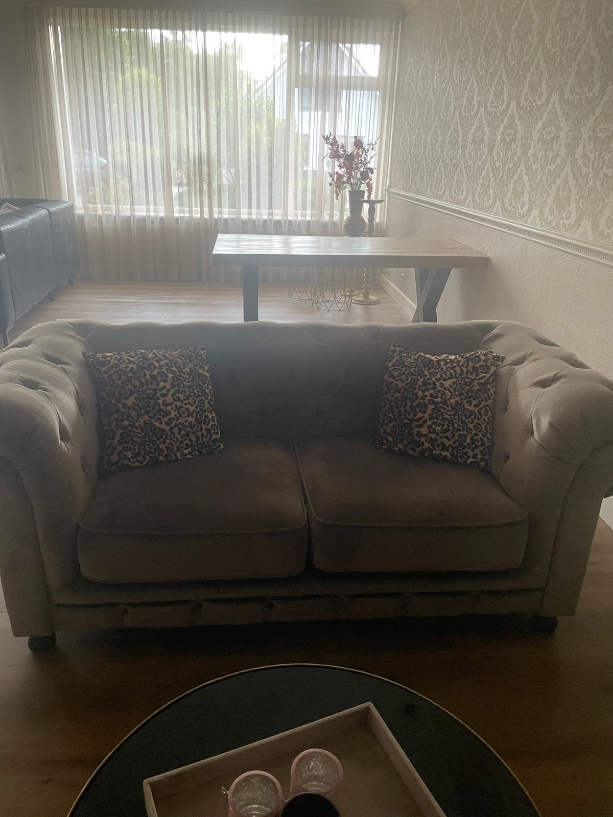 Stijlvolle tweepersoonsbank in taupe stof, Ophalen, 150 tot 200 cm, Tweepersoons, 75 tot 100 cm