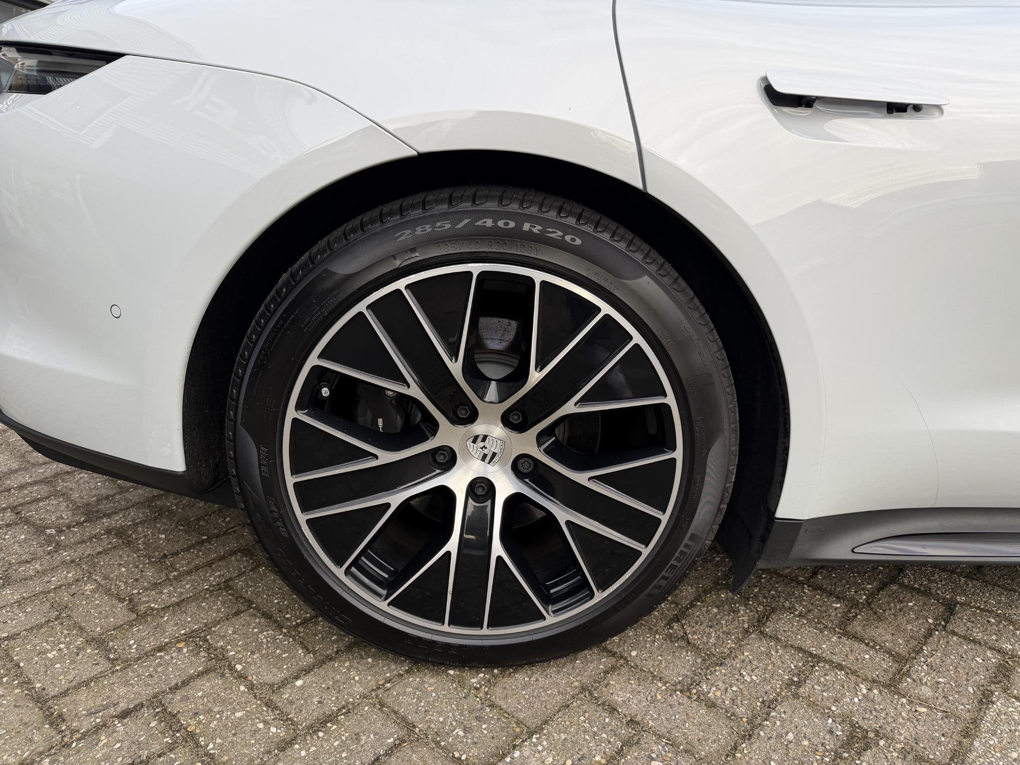 Foto 10 van Porsche Taycan Sport Turismo Black Edition 105 kWh luchtveri