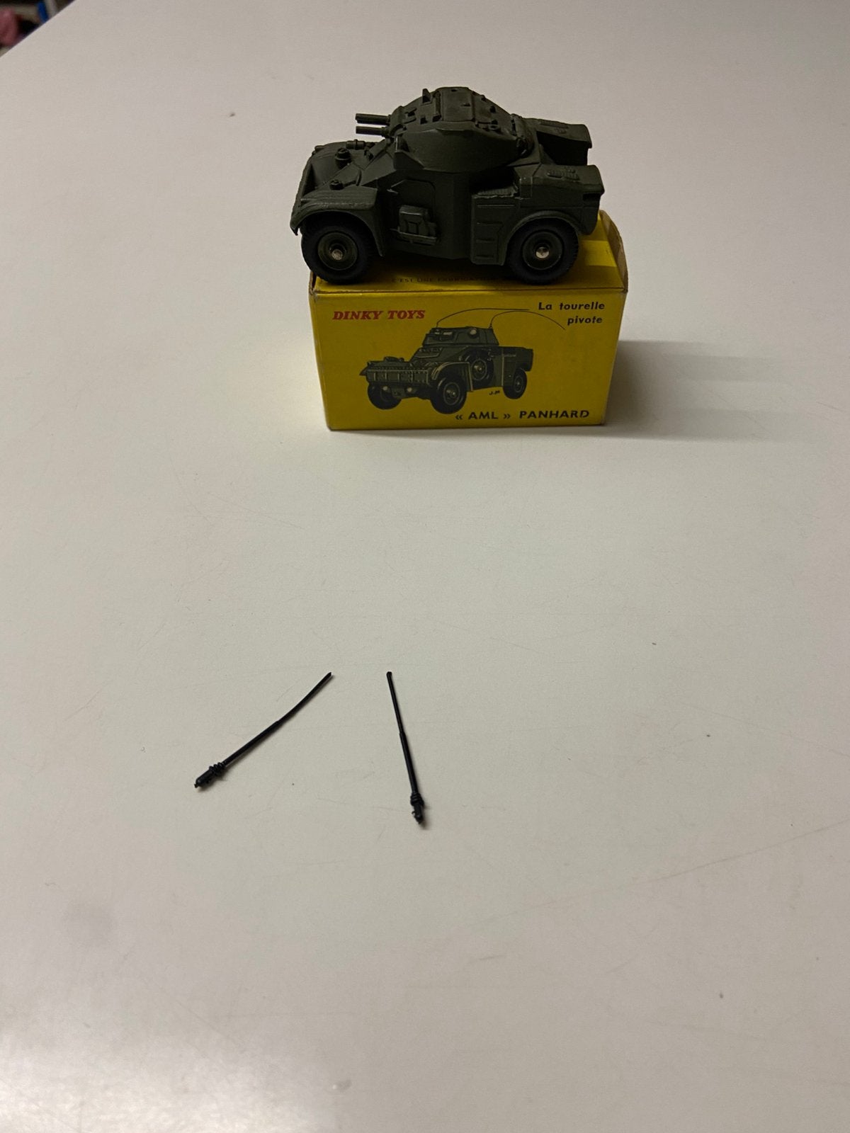 Dinky militair panhard aml 814, Hobby en Vrije tijd, Modelauto's | 1:43, Ophalen of Verzenden, Zo goed als nieuw, Auto, Dinky Toys