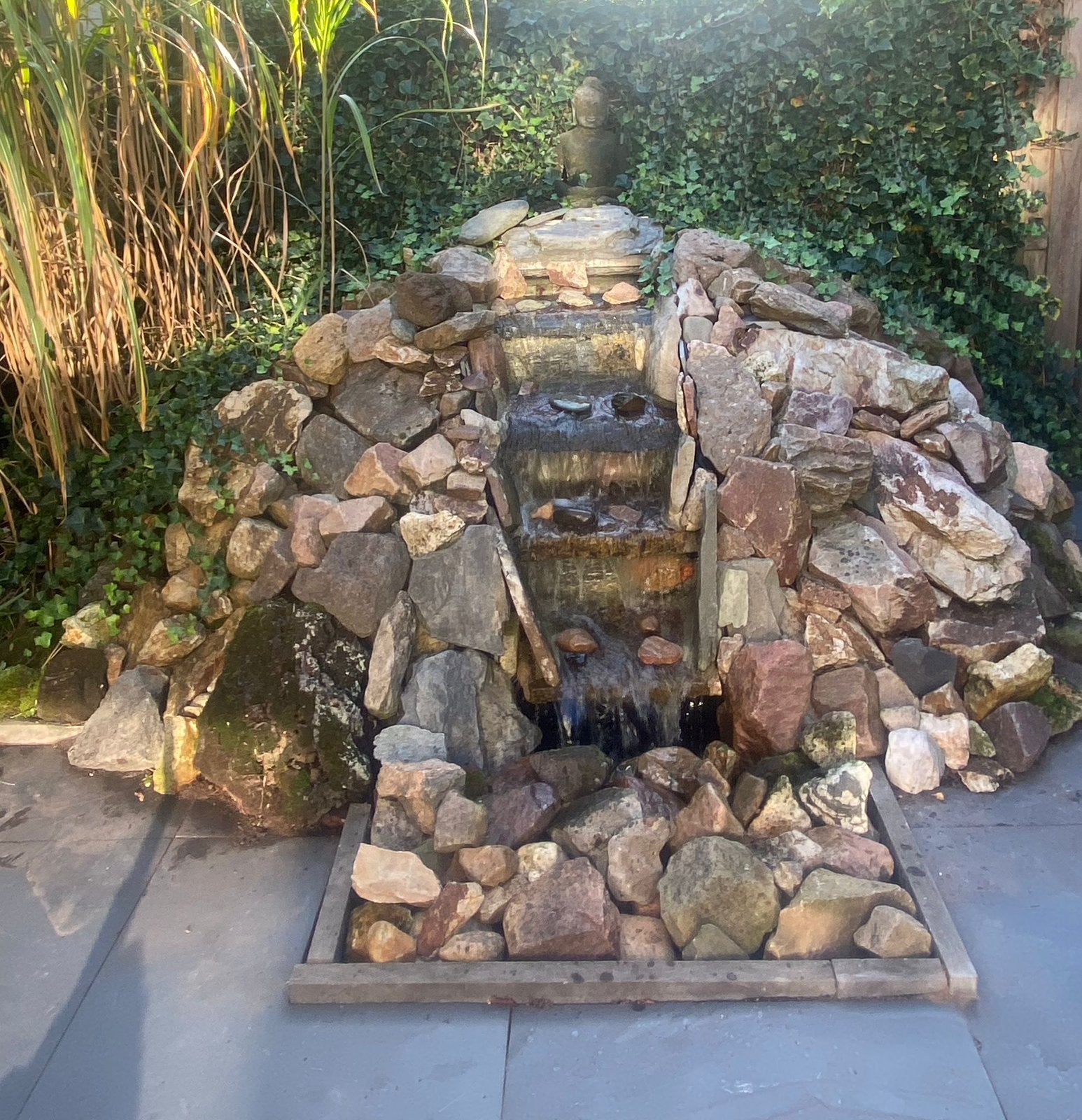 Natuurstenen tuinwaterval + pomp + opvangbak, Ophalen, Zo goed als nieuw, Waterval