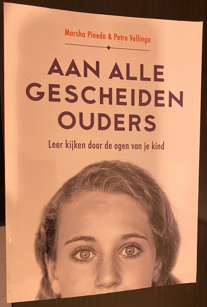 Aan alle gescheiden ouders - Marsha Pinedo & Petra Vollinga, Ophalen of Verzenden, Zo goed als nieuw, Opvoeding vanaf 10 jaar