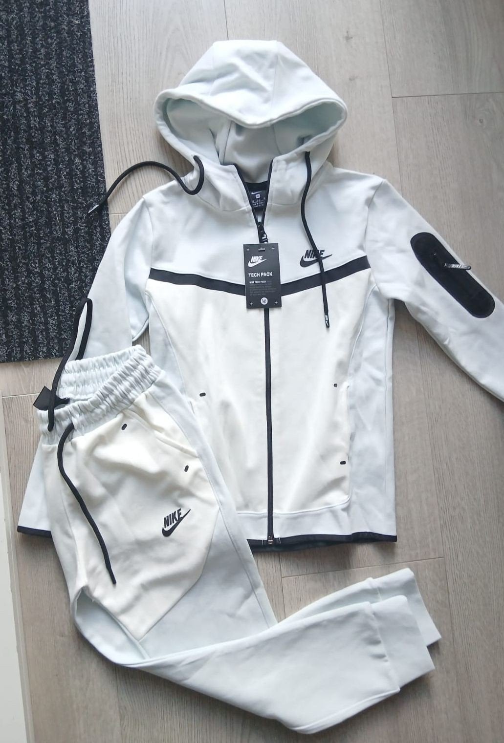 Nike Tech kids trainingspak maat 128, Kinderen en Baby's, Kinderkleding | Maat 128, Ophalen of Verzenden, Jongen of Meisje, Sport- of Zwemkleding