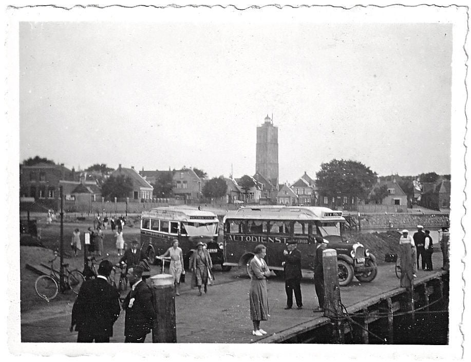 Foto 1933 - Terschelling Kade Vuurtoren Autobus Bus  Auto, Gebruikt, Foto, Ophalen of Verzenden, Voor 1940