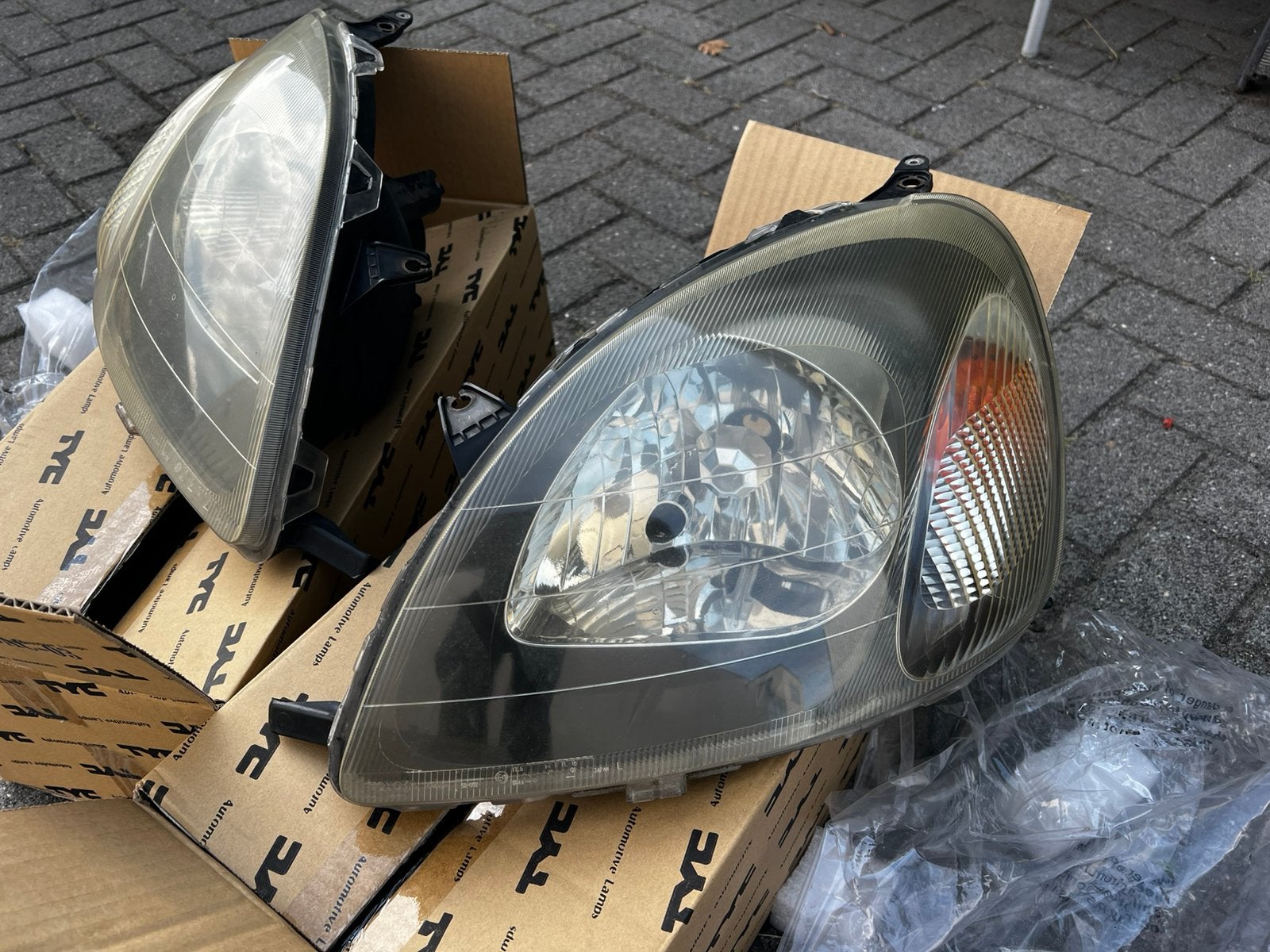 Toyota Yaris T-Sport mk1 originele zwarte koplampen, Ophalen of Verzenden, Gebruikt, Toyota