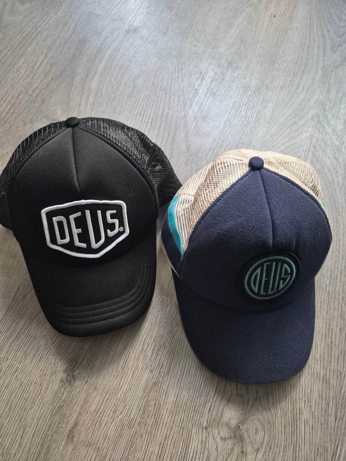 2x  Deus petjes. Niet veel gedragen., Ophalen of Verzenden, Zo goed als nieuw, Deus, Pet