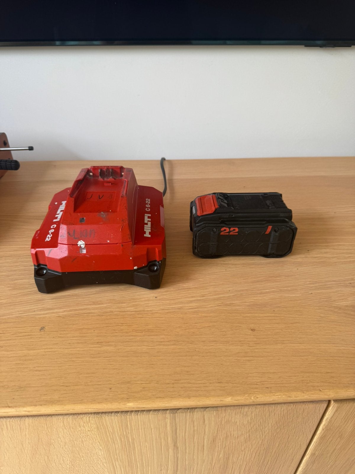 Hilti nuron accu en snellader, Ophalen of Verzenden, Zo goed als nieuw