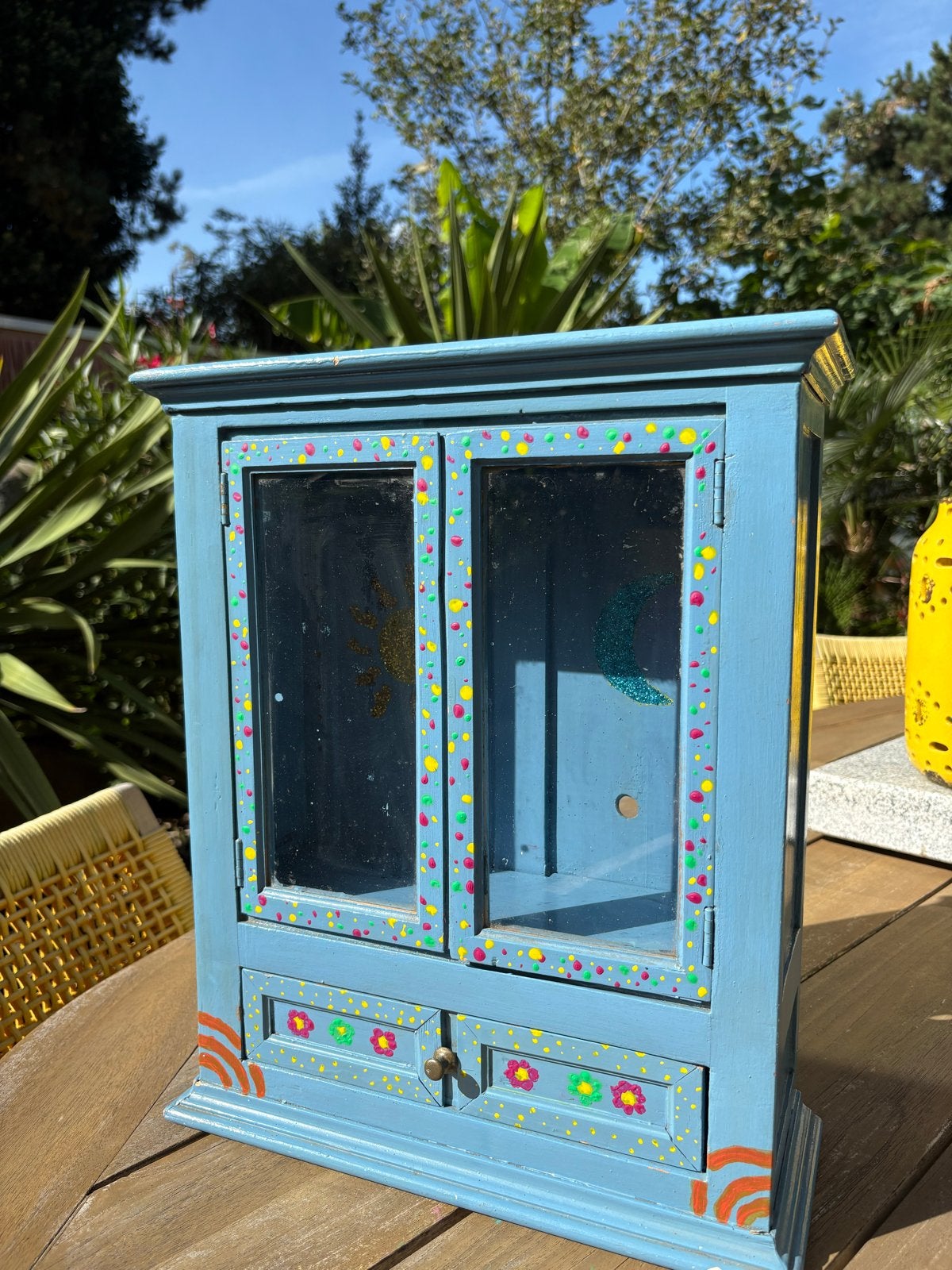 Uniek handgeschilderd kastje met zon en maan decoratie, Ophalen, Zo goed als nieuw