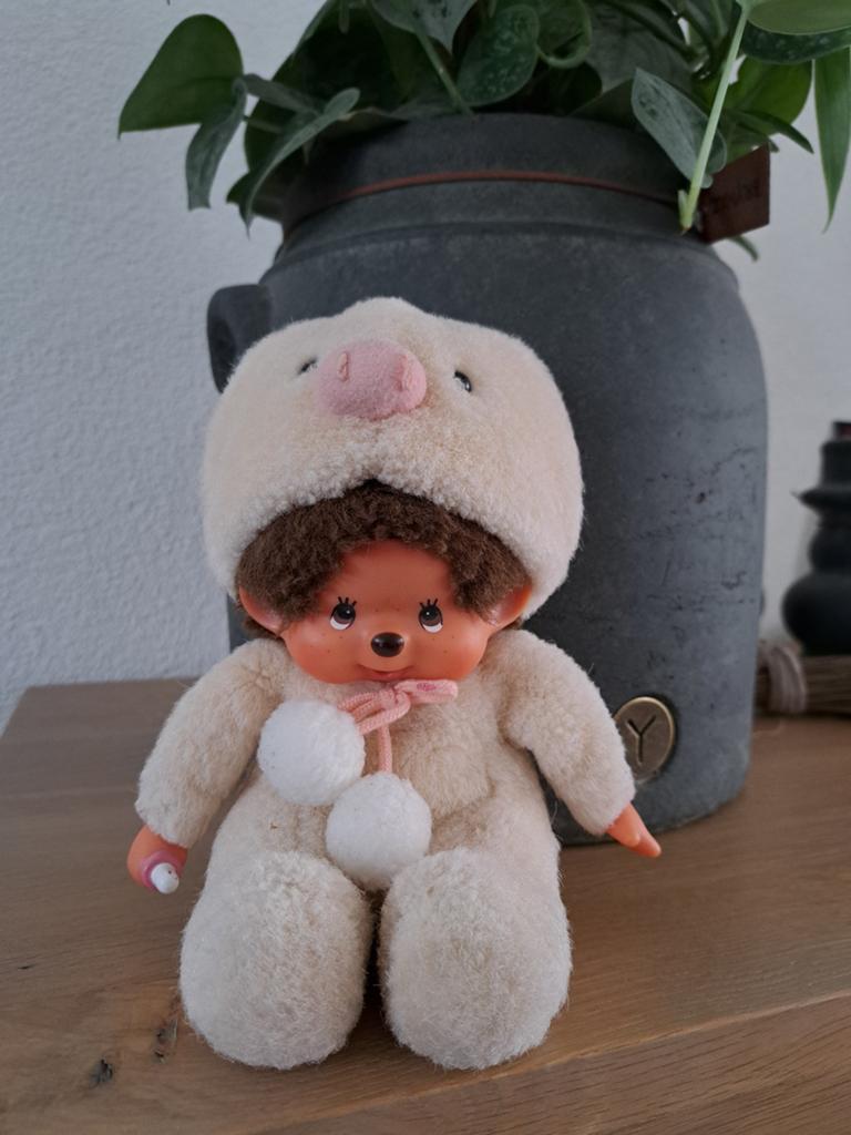Monchhichi aapje in varkenspakje roze snuit oortjes 20 cm, Ophalen of Verzenden, Gebruikt
